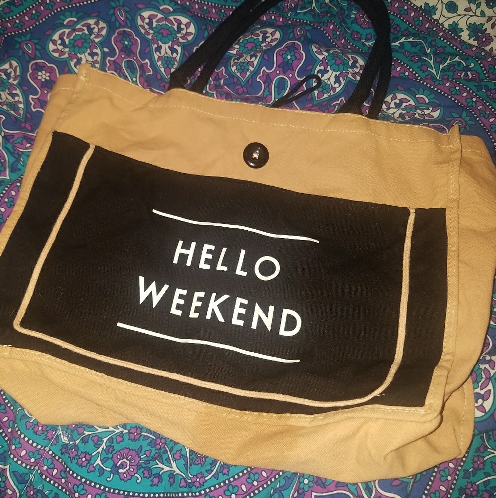 🕶 FREE with bundle Hello Weekend Travel Bag